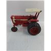 Image 2 : ERTL Die-Cast 1:16 Scale International "Hydro" Replica Tractor