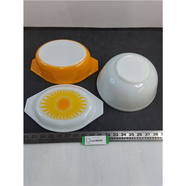 (2) Pyrex Bowls (9" Mixing, Sunflower 10" x 7" Casserole)