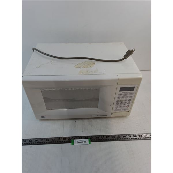GE Microwave - Powers On, As is - PICK UP ONLY