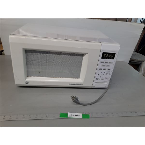 GE Microwave 21.25" x 14.75" x 11.5"- Powers On  - PICK UP ONLY