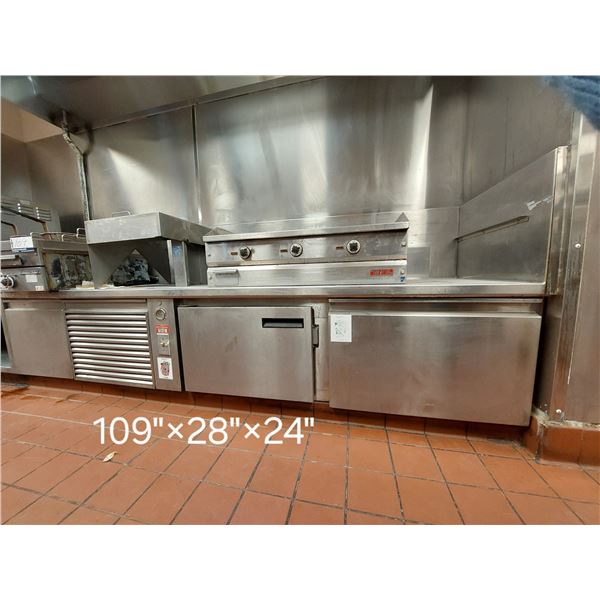 TABLE EN INOX RÉFRIGÉRÉ. C.I. 109"X28"X24"