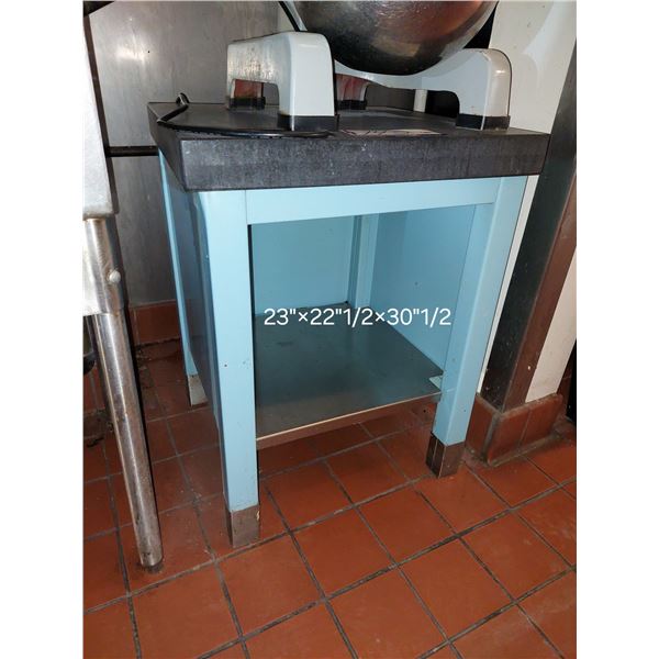 TABLE EN INOX 23"X22.5"X30.5"