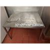 Image 1 : TABLE BASSE EN INOX 30"X27"X19.5"