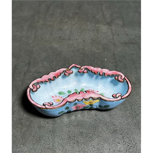 Famille Rose Peach-Shaped Brush Washer with Floral Design