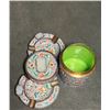 Image 4 : Famille Rose Enamel Tea Caddy with Jade Inlay and Matching Ashtrays (Three-piece Set)