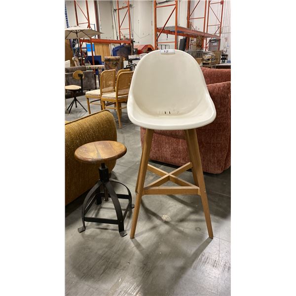 WOODEN TOP METAL LEG STOOL & A WHITE BARSTOOL