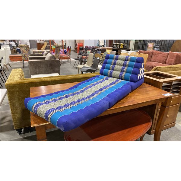 THAI FOLDABLE TRIANGLE CUSHION