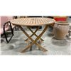 Image 2 : ROUND WOODEN FOLDING OUTDOOR PATIO TABLE
