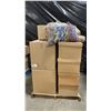 Image 1 : PALLET OF SET DEC PROPS/DECORATIONS - LARGE VASE, VINTAGE SEWING MACHINE, ORGANIZERS & MORE *MUST