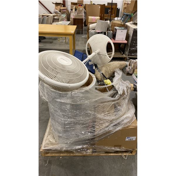 PALLET OF SET DEC PROPS/DECORATIONS - GOLF CLUBS, OSCILLATING FAN, THROW CUSHIONS, BOOKS, FRAMES &