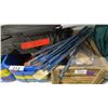 Image 3 : SHELF OF SET DEC PROPS/DECORATIONS