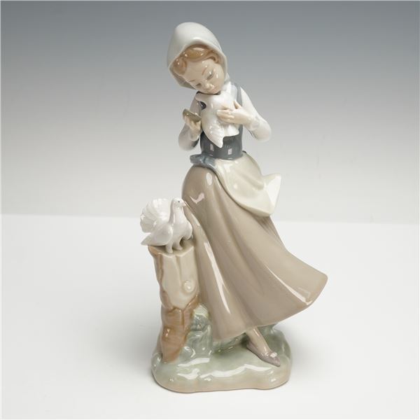 Lladro Porcelain Figurine, Girl with Pigeons 1004915