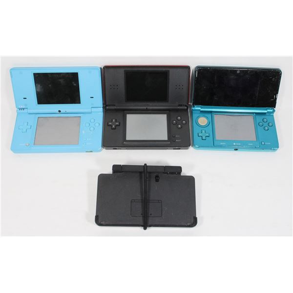 3 NINTENDO DS HANDHELD CONSOLES. DSI, 3DS DS LITE
