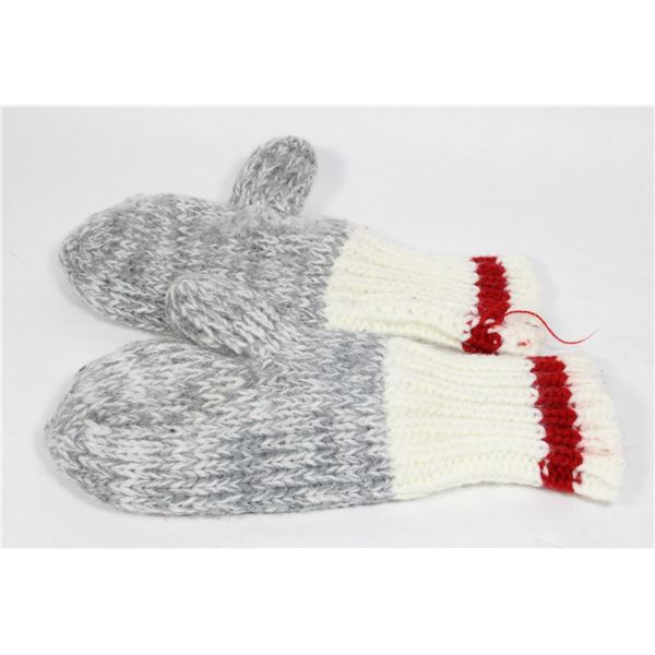 PAIR OF CHILDRENS MITTENS