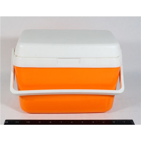 LITTLE ORANGE LUNCH BOX