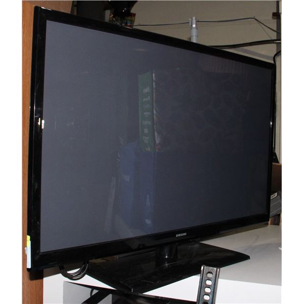 40" SAMSUNG TV (NO REMOTE) ON STAND
