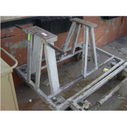 METAL RACK ON WHEELS