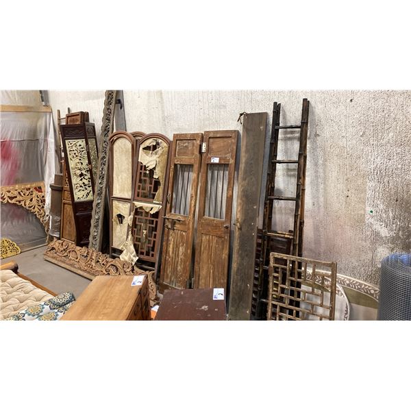 LARGE GROUP OF WOODEN ROOM DIVIDERS, CABINET DOORS AND CARVED TRIMS