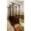 Image 1 : ORIENTAL CARVED HARDWOOD ROOM DIVIDER/LANTERN STAND