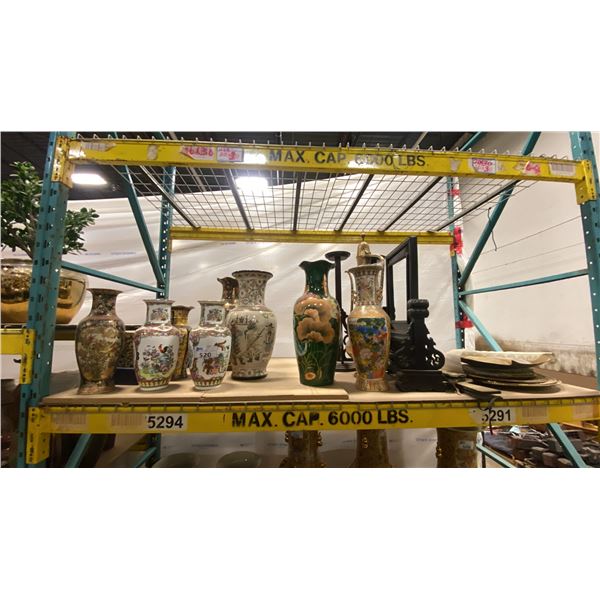 SHELF OF ASSORTED DECORATIVE FLOWER VASES & DECORATIVE ITEMS