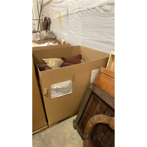 PALLET OF ASSORTED DECORATIVE SET DEC PILLOWS