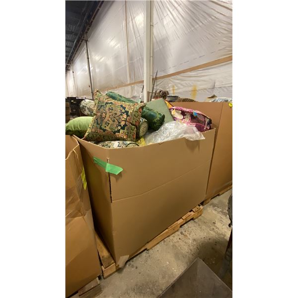 PALLET OF ASSORTED DECORATIVE PILLOWS & SEAT CUSHIONS