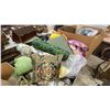 Image 2 : PALLET OF ASSORTED DECORATIVE PILLOWS & SEAT CUSHIONS