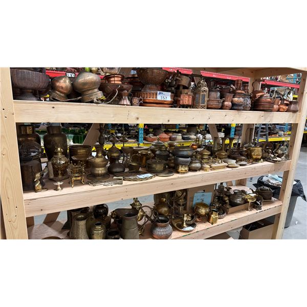 SHELF OF ASSORTED BRASS DECORATIVE ITEMS
