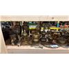 Image 2 : SHELF OF ASSORTED BRASS DECORATIVE ITEMS