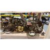 Image 4 : SHELF OF ASSORTED BRASS DECORATIVE ITEMS