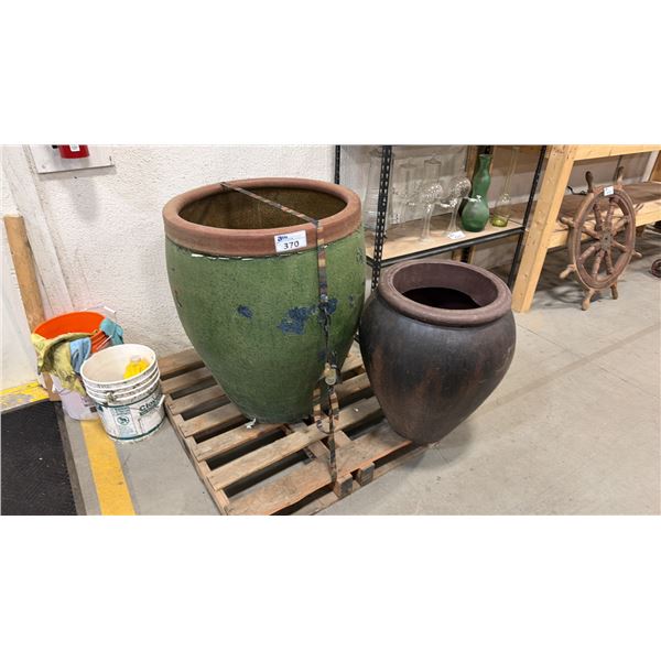 1 LARGE GREEN CERAMIC PLANTER POT APPROX 2.6' W X 3.2'H & SMALLER PLASTIC PLANTER POT