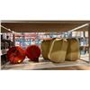Image 2 : 4 ASIAN LAMPSHADES & 2 RED SILK LANTERNS