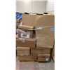 Image 1 : PALLET OF ASSORTED SHOW PROPS AND DECORATIONS - BASKETS, WOODEN BOXES AND MORE