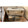 Image 3 : PALLET OF ASSORTED SHOW PROPS AND DECORATIONS - BASKETS, WOODEN BOXES AND MORE