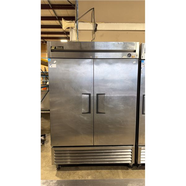 TRUE T-49 STAINLESS STEEL COMMERCIAL 2 DOOR MOBILE ELECTRIC REACH-IN COOLER WITH RACKS