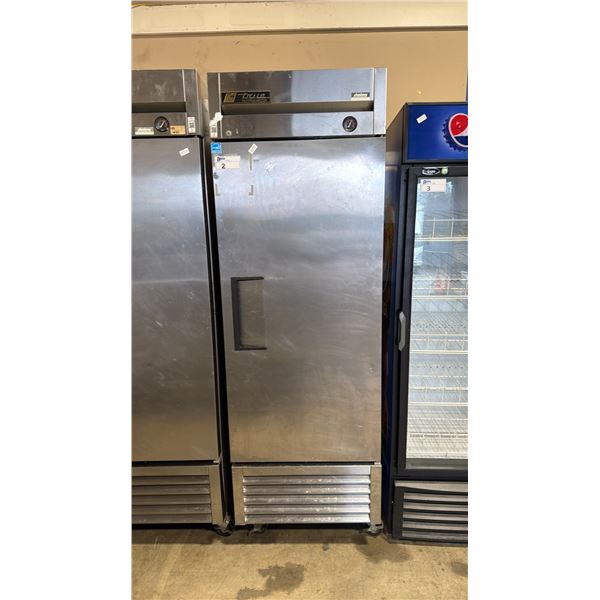 TRUE T-23 STAINLESS STEEL COMMERCIAL SINGLE DOOR MOBILE ELECTRIC REACH-IN COOLER WITH RACKS