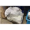 Image 1 : PALLET OF ASSORTED COMMERCIAL EVEN TABLE CLOTHS & LINEN