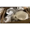 Image 2 : MEDIUM BOX OF ASSORTED RESTAURANT DISHWARE