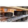Image 2 : SHELF OF ASSORTED COMMERCIAL PIZZA PANS