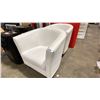 Image 2 : 2 WHITE EVENT TUB CHAIRS