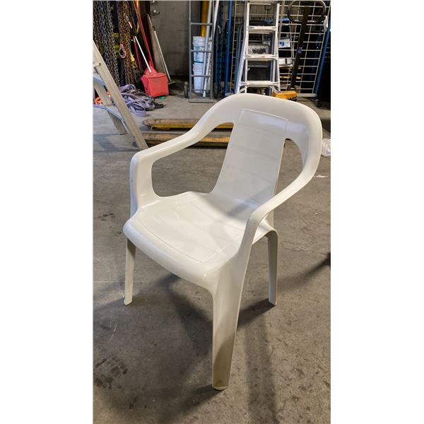 STACK OF 25 WHITE PLASTIC RUBBERMAID OUTDOOR SOLID BACK EVENT STACKING CHAIRS