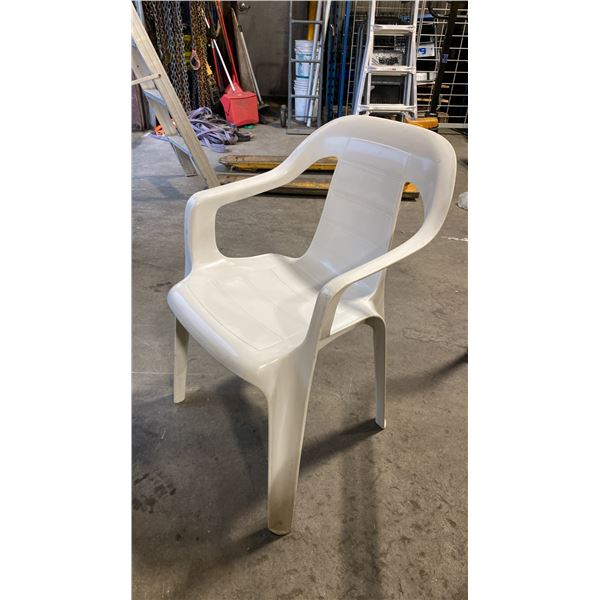 STACK OF 25 WHITE PLASTIC RUBBERMAID OUTDOOR SOLID BACK EVENT STACKING CHAIRS