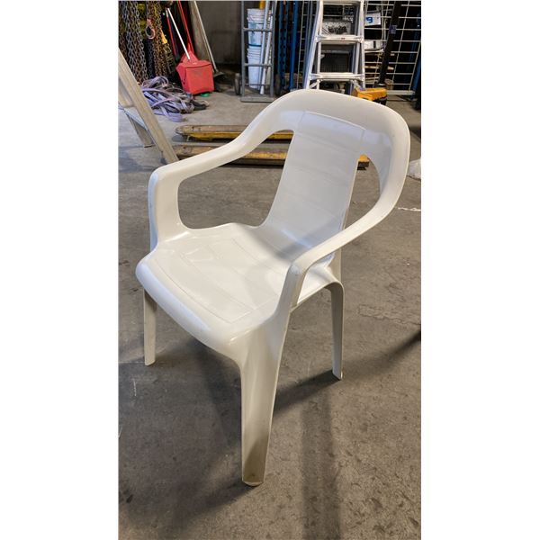 STACK OF 25 WHITE PLASTIC RUBBERMAID OUTDOOR SOLID BACK EVENT STACKING CHAIRS
