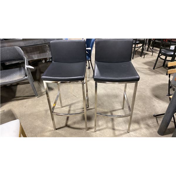 PAIR OF BLACK PADDED CHROME METAL FRAMED BAR CHAIRS 31"H