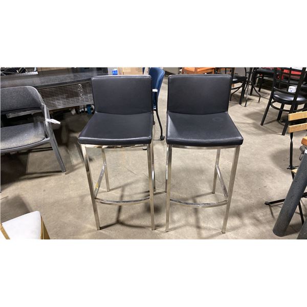 PAIR OF BLACK PADDED CHROME METAL FRAMED BAR CHAIRS 31"H