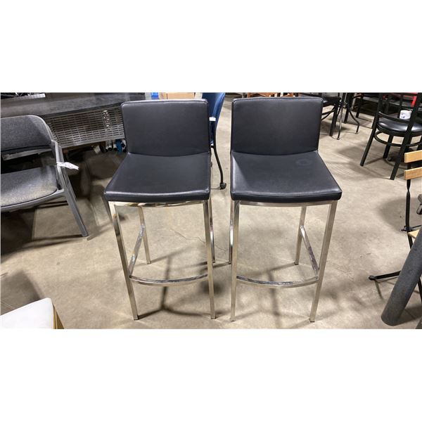 PAIR OF BLACK PADDED CHROME METAL FRAMED BAR CHAIRS 31"H