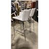 Image 3 : PAIR OF WHITE PADDED CHROME METAL FRAMED BAR CHAIRS 31"H
