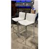 Image 2 : PAIR OF WHITE PADDED CHROME METAL FRAMED BAR CHAIRS 31"H