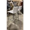 Image 3 : PAIR OF WHITE PADDED CHROME METAL FRAMED BAR CHAIRS 31"H