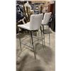 Image 3 : PAIR OF WHITE PADDED CHROME METAL FRAMED BAR CHAIRS 31"H